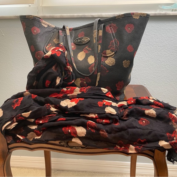 Large Coach tan and red floral print Tote with matching stole - Picture 8 of 11